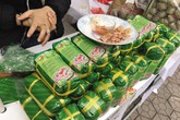 Thị trường hàng hóa Tết 2019: Tiểu thương “bung” hàng, đặc sản vùng miền “hút” khách Thị trường hàng hóa Tết 2019: Tiểu thương “bung” hàng, đặc sản vùng miền “hút” khách