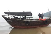 Hà Tĩnh: Phát hiện chiếc tàu "lạ" trôi dạt vào bờ biển Hà Tĩnh: Phát hiện chiếc tàu "lạ" trôi dạt vào bờ biển