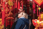Du khách nước ngoài thích thú chiêm ngưỡng đường phố Hà Nội nhuộm đỏ ngày giáp Tết Du khách nước ngoài thích thú chiêm ngưỡng đường phố Hà Nội nhuộm đỏ ngày giáp Tết