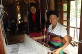 Nhìn tấm vải, “đo” lòng cô gái Thái Nhìn tấm vải, “đo” lòng cô gái Thái