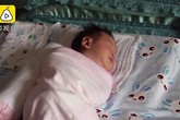 Mẹ sững người nghe âm thành phát ra từ miệng con trai 23 ngày tuổi giữa lúc y tá đang xoa lưng bé Mẹ sững người nghe âm thành phát ra từ miệng con trai 23 ngày tuổi giữa lúc y tá đang xoa lưng bé