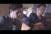 Con trai cả đệm đàn guitar cho Bằng Kiều hát mộc Con trai cả đệm đàn guitar cho Bằng Kiều hát mộc