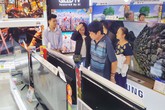 TV giá rẻ ồ ạt 'khuấy đảo' các siêu thị điện máy dịp Tết TV giá rẻ ồ ạt 'khuấy đảo' các siêu thị điện máy dịp Tết