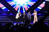 Đi xem show Bad Boys Blue, Bằng Kiều bất ngờ được mời lên hát Đi xem show Bad Boys Blue, Bằng Kiều bất ngờ được mời lên hát