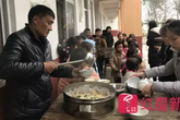 Hiệu trưởng trích lương, tự nấu ăn cho học sinh Hiệu trưởng trích lương, tự nấu ăn cho học sinh