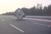 Xe tải nổ lốp, 'đánh võng' rồi lật nghiêng trên cao tốc Xe tải nổ lốp, 'đánh võng' rồi lật nghiêng trên cao tốc