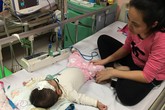 Bé gái 17 tháng tuổi nằm viện 17 tháng với hàng trăm mũi tiêm, truyền, xét nghiệm Bé gái 17 tháng tuổi nằm viện 17 tháng với hàng trăm mũi tiêm, truyền, xét nghiệm