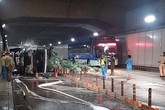TP.HCM: Xe tải tông xe khách rồi lật ngang trong hầm Thủ Thiêm, hàng chục người hoảng loạn kêu cứu TP.HCM: Xe tải tông xe khách rồi lật ngang trong hầm Thủ Thiêm, hàng chục người hoảng loạn kêu cứu