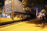 Người dân gào thét 'mất thắng' khi xe container đổ dốc cầu ở Sài Gòn, cô gái 20 tuổi và 2 người khác bị thương nặng Người dân gào thét 'mất thắng' khi xe container đổ dốc cầu ở Sài Gòn, cô gái 20 tuổi và 2 người khác bị thương nặng