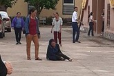 Vợ chạy theo xe trại giam, ngã quỵ trước sân toà án khi biết chồng bị tử hình vì ma tuý Vợ chạy theo xe trại giam, ngã quỵ trước sân toà án khi biết chồng bị tử hình vì ma tuý