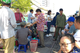 Hà Nội: Bất chấp nguy hiểm, người dân vẫn ngồi ăn uống tràn lan giữa đường ray tàu Hà Nội: Bất chấp nguy hiểm, người dân vẫn ngồi ăn uống tràn lan giữa đường ray tàu