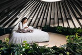 Cặp vợ chồng dành hẳn 1 năm để thiết kế và xât dựng ngôi nhà của mình thành một ốc đảo nhỏ xanh tươi Cặp vợ chồng dành hẳn 1 năm để thiết kế và xât dựng ngôi nhà của mình thành một ốc đảo nhỏ xanh tươi