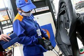 Sau lần tăng 666 đồng/lít, giá xăng sẽ giảm nhẹ vào ngày mai? Sau lần tăng 666 đồng/lít, giá xăng sẽ giảm nhẹ vào ngày mai?