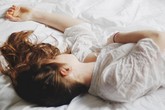 Khoa học chứng minh: Ngủ kiểu này sớm muộn cũng dẫn đến bệnh mất trí Alzheimer Khoa học chứng minh: Ngủ kiểu này sớm muộn cũng dẫn đến bệnh mất trí Alzheimer