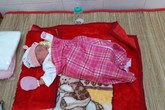 Tội nghiệp bé gái một ngày tuổi bị bỏ rơi trước chùa Tội nghiệp bé gái một ngày tuổi bị bỏ rơi trước chùa