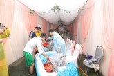 Nước ngập cao ngang cửa sổ, nhà trai dùng phao bơi kéo lễ ăn hỏi tới nhà gái Nước ngập cao ngang cửa sổ, nhà trai dùng phao bơi kéo lễ ăn hỏi tới nhà gái