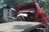 TP.HCM: Cuộn thép hàng chục tấn bị đứt xích lăn đè bẹp dúm xe đầu kéo, 2 người thương vong TP.HCM: Cuộn thép hàng chục tấn bị đứt xích lăn đè bẹp dúm xe đầu kéo, 2 người thương vong