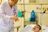 Bé trai đột nhiên mỉm cười sau 2 năm hôn mê Bé trai đột nhiên mỉm cười sau 2 năm hôn mê