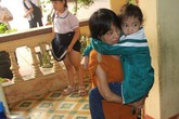 Câu chuyện đặc biệt về người mẹ đơn thân bệnh tật bế con đến lớp học hàng ngày Câu chuyện đặc biệt về người mẹ đơn thân bệnh tật bế con đến lớp học hàng ngày