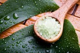 Cho muối vào dầu gội, bạn sẽ bất ngờ khi tóc ngày càng bóng mượt và giảm rụng Cho muối vào dầu gội, bạn sẽ bất ngờ khi tóc ngày càng bóng mượt và giảm rụng