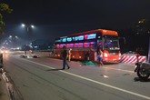 Chạy xe máy song song, 2 người bạn mắc tay lái ngã ra đường, 1 người bị xe khách cán chết Chạy xe máy song song, 2 người bạn mắc tay lái ngã ra đường, 1 người bị xe khách cán chết