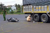 Nam sinh lớp 11 tử vong sau va chạm với xe tải Nam sinh lớp 11 tử vong sau va chạm với xe tải