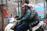 Hà Nội: Không khí lạnh tràn về, nhiệt độ giảm mạnh, người dân thích thú mặc áo ấm ra đường dưới trời mưa phùn Hà Nội: Không khí lạnh tràn về, nhiệt độ giảm mạnh, người dân thích thú mặc áo ấm ra đường dưới trời mưa phùn