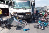 Ôtô tải tông 7 xe máy dừng đèn đỏ, 11 người bị thương Ôtô tải tông 7 xe máy dừng đèn đỏ, 11 người bị thương