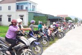 Đứng chờ đón con nhưng xếp hàng thẳng còn lùi vào vệ đường, phụ huynh Hà Tĩnh được hết lời ngợi ca Đứng chờ đón con nhưng xếp hàng thẳng còn lùi vào vệ đường, phụ huynh Hà Tĩnh được hết lời ngợi ca