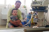Xót thương gia cảnh của cậu bé 15 tháng tuổi mắc căn bệnh hiếm gặp "xuất huyết thân não" Xót thương gia cảnh của cậu bé 15 tháng tuổi mắc căn bệnh hiếm gặp "xuất huyết thân não"