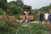Xe máy chở 3 người bị tàu hỏa tông trúng, cháu bé 3 tuổi chui từ gầm tàu hỏa thoát chết thần kỳ Xe máy chở 3 người bị tàu hỏa tông trúng, cháu bé 3 tuổi chui từ gầm tàu hỏa thoát chết thần kỳ