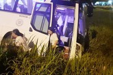 40 người thoát chết khi xe khách lao xuống ruộng 40 người thoát chết khi xe khách lao xuống ruộng