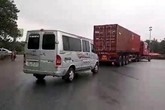 Hà Nội: Xe khách, xe container “rủ nhau” đi ngược chiều Hà Nội: Xe khách, xe container “rủ nhau” đi ngược chiều