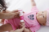 Cách trị mụn sữa ở trẻ sơ sinh để da con luôn trơn láng, mịn màng Cách trị mụn sữa ở trẻ sơ sinh để da con luôn trơn láng, mịn màng
