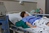 Hút mỡ bụng để bơm vào ngực, cô gái trẻ đi cấp cứu vì ngất xỉu 3 lần Hút mỡ bụng để bơm vào ngực, cô gái trẻ đi cấp cứu vì ngất xỉu 3 lần