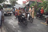 Người phụ nữ bán bánh chuối chiên thoát chết khi xe tải tông vào nhà Người phụ nữ bán bánh chuối chiên thoát chết khi xe tải tông vào nhà