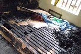 Bị mắng không chịu làm ăn, con gái mua xăng về tưới lên giường đốt mẹ Bị mắng không chịu làm ăn, con gái mua xăng về tưới lên giường đốt mẹ