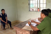 Tên cướp vào tiệm vàng giả làm chú rể bảnh bao đi mua nhẫn cưới Tên cướp vào tiệm vàng giả làm chú rể bảnh bao đi mua nhẫn cưới