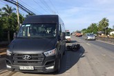 Tông vào ô tô dừng bên đường, cả gia đình bị ngã xe, 2 cha con tử vong, 2 người khác bị thương nặng Tông vào ô tô dừng bên đường, cả gia đình bị ngã xe, 2 cha con tử vong, 2 người khác bị thương nặng