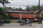 Xe đầu kéo tông sập nhà dân, tài xế kẹt cứng trong cabin kêu cứu Xe đầu kéo tông sập nhà dân, tài xế kẹt cứng trong cabin kêu cứu