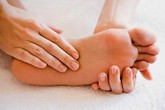 4 dấu hiệu dễ thấy ở bàn chân cảnh báo gan đang yếu 4 dấu hiệu dễ thấy ở bàn chân cảnh báo gan đang yếu