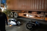 Được cậu đón đi học về, 2 cháu bé bị xe container cán thương vong Được cậu đón đi học về, 2 cháu bé bị xe container cán thương vong