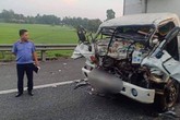 Xe tải vỡ nát khi tông đuôi xe tải khác trên cao tốc, 2 cha con tử vong thương tâm Xe tải vỡ nát khi tông đuôi xe tải khác trên cao tốc, 2 cha con tử vong thương tâm