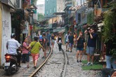 Du khách chật kín những quán cà phê đường tàu trước ngày bị 'xoá sổ' Du khách chật kín những quán cà phê đường tàu trước ngày bị 'xoá sổ'