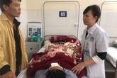 Đốt vàng mã cho người bà vừa mất, nam thanh niên mù mắt Đốt vàng mã cho người bà vừa mất, nam thanh niên mù mắt