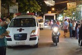 Hàng trăm người hiếu kì xem công an điều tra vụ thanh niên treo cổ chết trong phòng trọ Hàng trăm người hiếu kì xem công an điều tra vụ thanh niên treo cổ chết trong phòng trọ