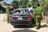 Xe Mercedes bỏ bên đường với nhiều vết máu Xe Mercedes bỏ bên đường với nhiều vết máu