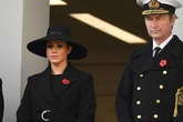 Lý do Meghan không đứng cùng Nữ hoàng và chị dâu Kate Lý do Meghan không đứng cùng Nữ hoàng và chị dâu Kate