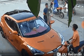 Đâm vào ô tô, nam thanh niên đi xe máy bị tài xế đấm liên tiếp vào mặt Đâm vào ô tô, nam thanh niên đi xe máy bị tài xế đấm liên tiếp vào mặt