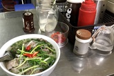 Tranh cãi phở bò ăn với chanh hay giấm Tranh cãi phở bò ăn với chanh hay giấm
